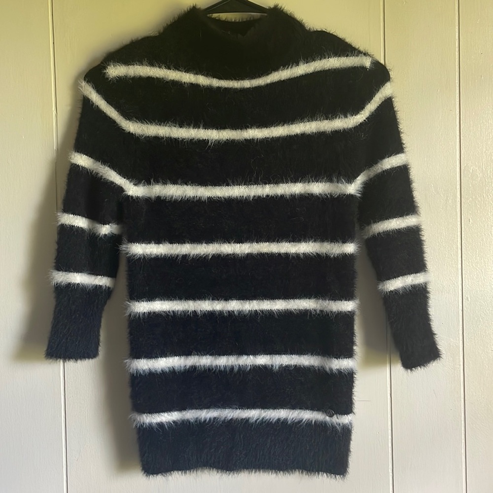 Volcom Woman’s Black and White 3/4 Sleeve Eyelash Sweater Top